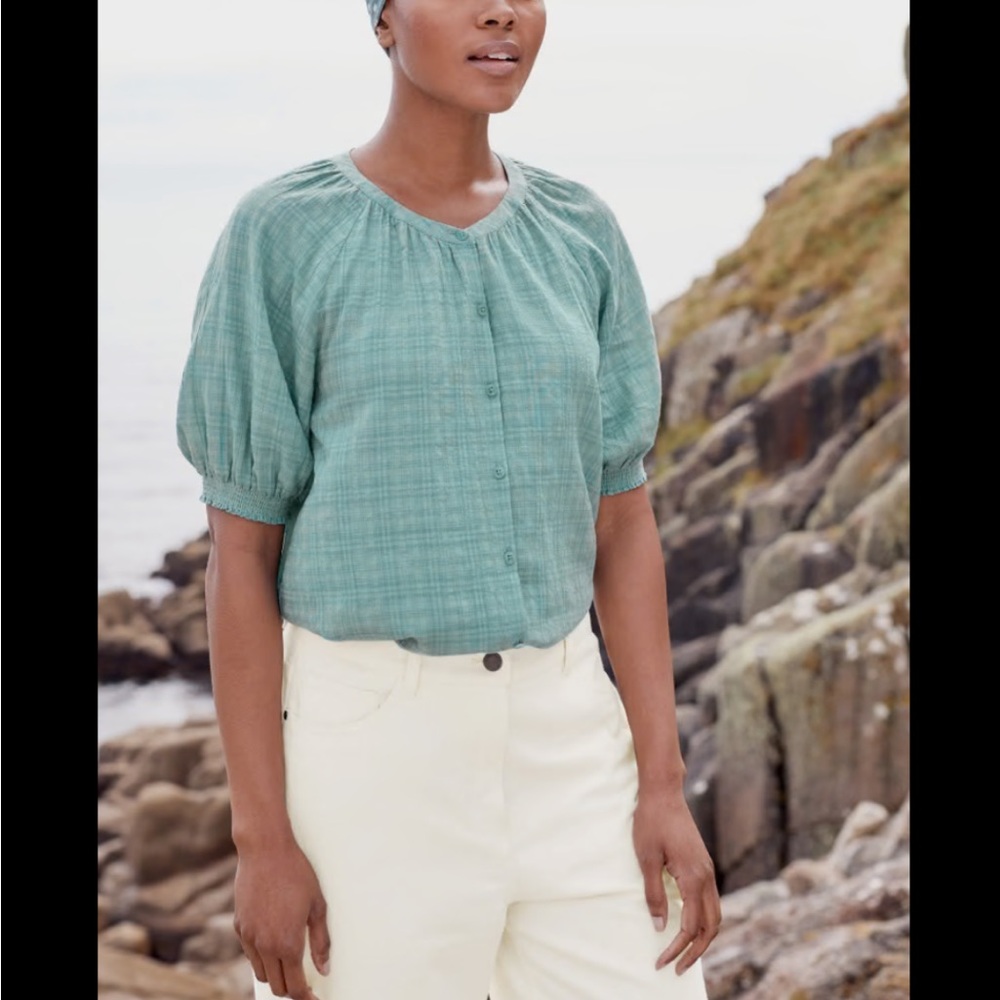 Womens Short Sleeve Button-Front Blouse in Seafoam Green